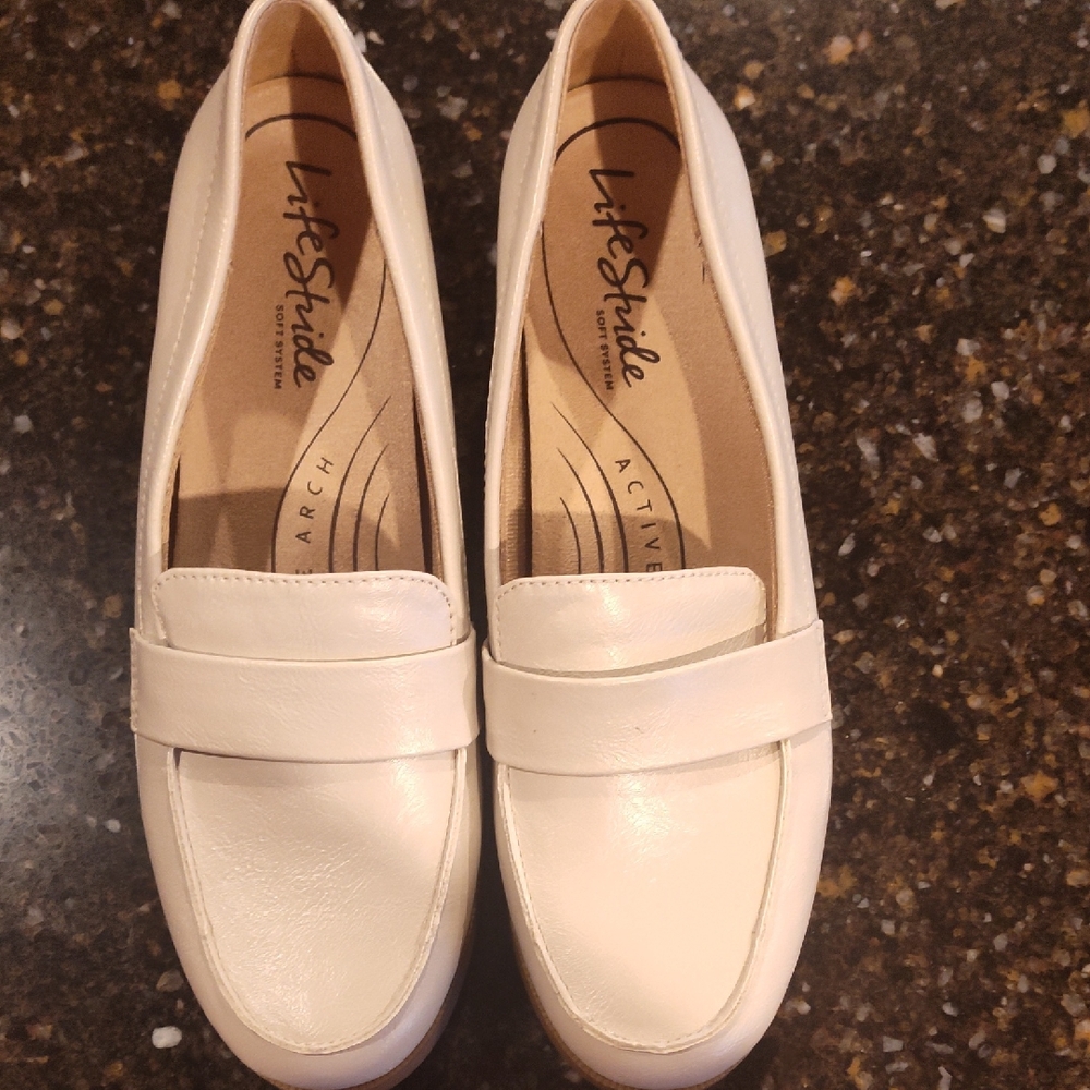 Life Stride Women's Cream Loafers